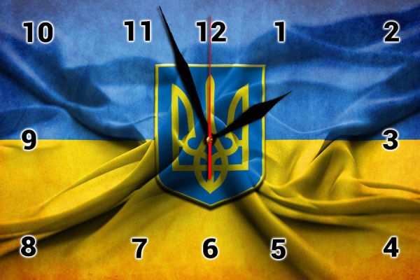 Настінний годинник з символікою України на склі