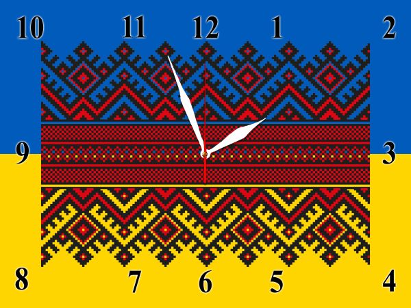Настінний годинник з українським орнаментом на склі