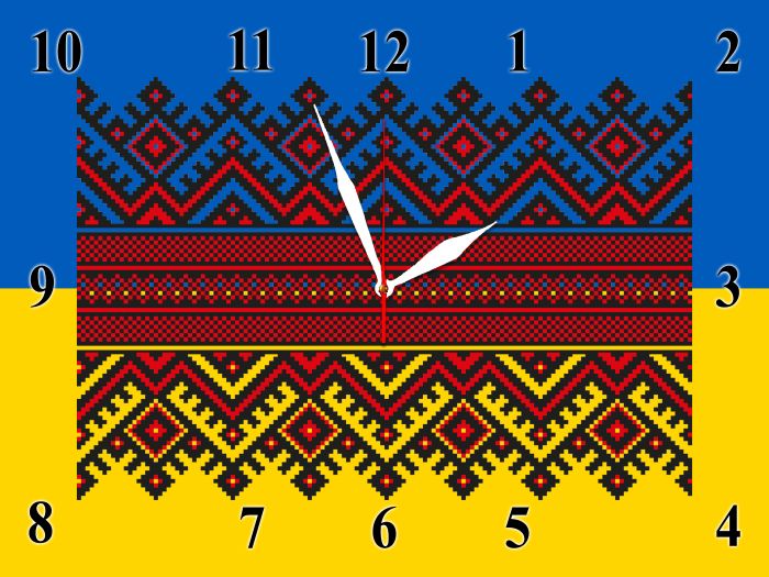 Настінний годинник з українським орнаментом на склі